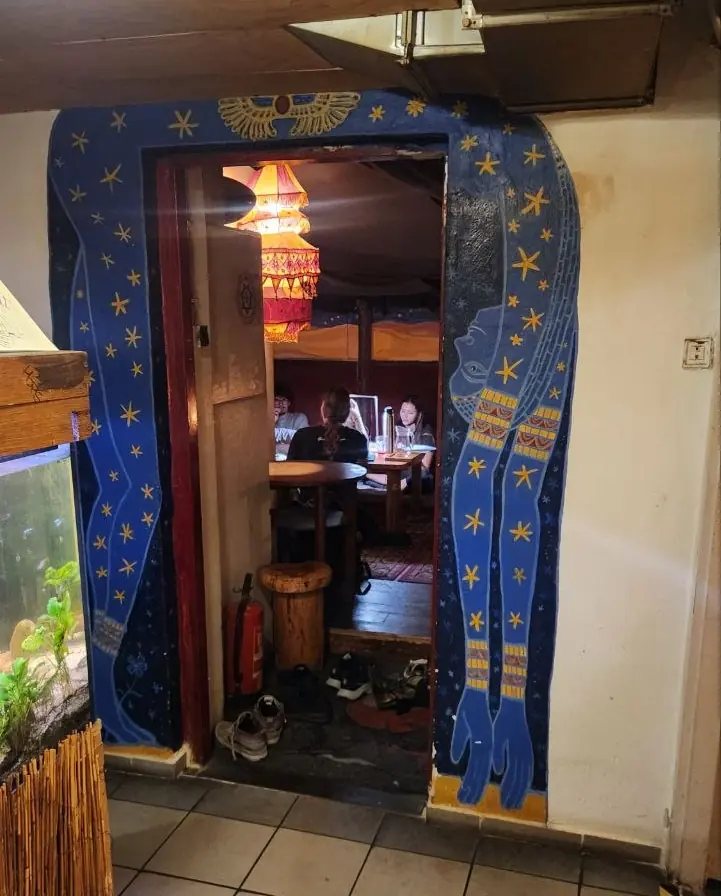 Malovaná brána do sálu