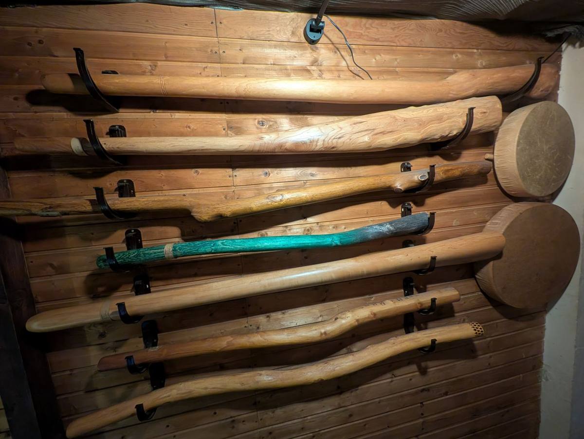 Didgeridoo na stěně čajovny