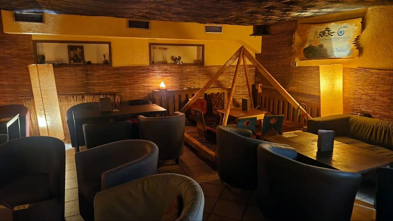 Sál s pyramidou v Buddha čajovně